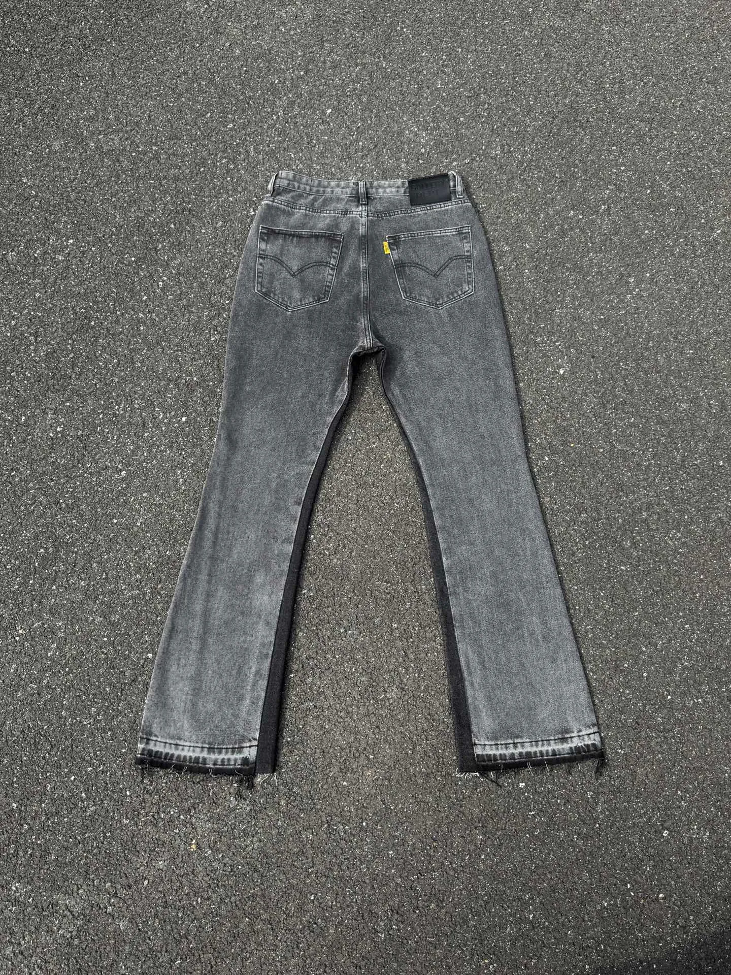 P246💰G990 GALLERY DEPT Denim Flared Jeans Washed and Distressed Spliced ​​Jeans Denim Washing Factory. During this process, the owner of the washing factory helped introduce a boss who once worked for Levi OEM and started his own business. This also paved the way for the following styles. Therefore, Levi's remodeled single product for the base plate is really familiar. Whether it is the fabrics supplied or the lathes used in production, there is nothing to choose from. -Color: Black -Size: S-XXL (corresponding to 28-36)